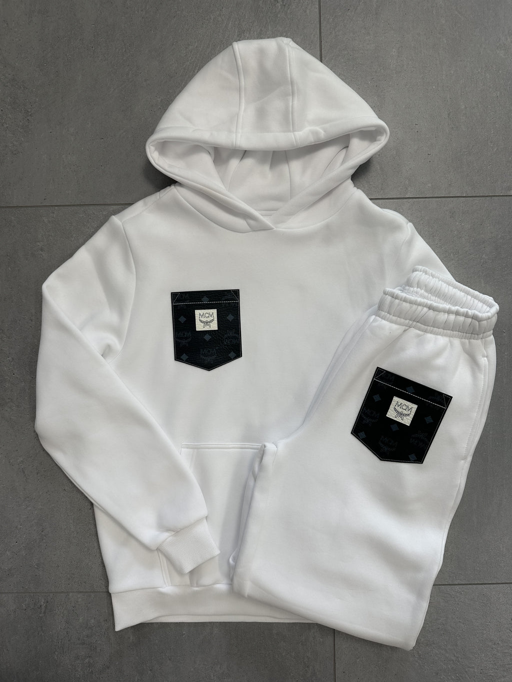 Frauen Fluffy Anzug weiss (Oberteil S, Hose XS)