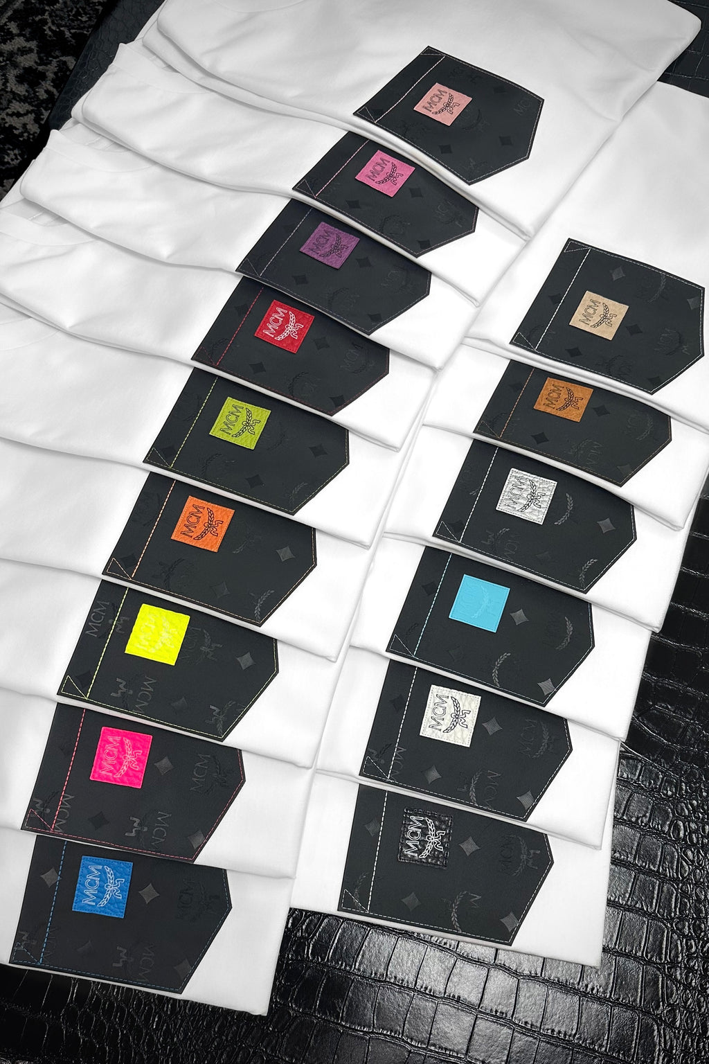 weisse Multicolore Shirt / schwarze Brusttasche
